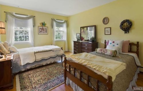 17 Colonial Dr, Allendale NJ  07401-1401 exterior