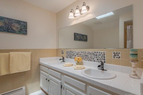 75 Great Ring Rd, Sandy Hook CT 06482-1605 exterior