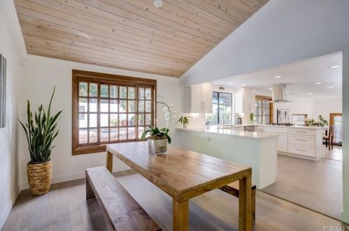 22540 Jameson Dr, Calabasas CA 91302-5857 exterior