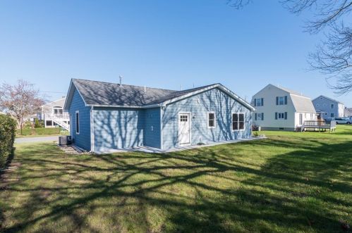 50 Elizabeth Rd, South Kingstown RI  02882-5220 exterior