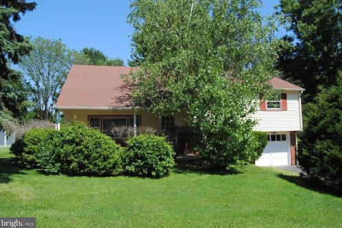59 Aqua Dr, Southampton, PA 18966-1901