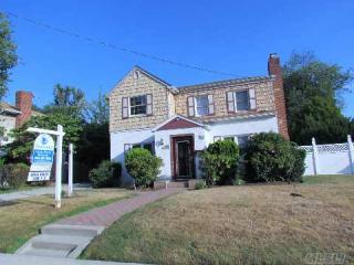 9 Murray Rd, Hicksville, NY 11801-5116