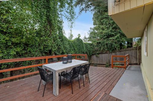 6711 Laird Ave, Oakland CA  94605-2133 exterior