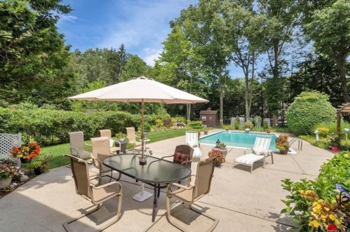 18 Mayer Dr, Airmont NY  10901-3825 exterior