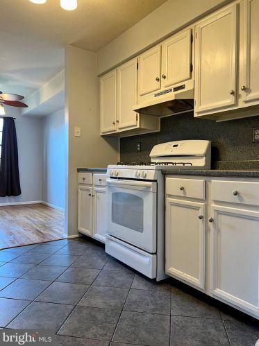 2124 Old Stone Ml Dr, East Windsor NJ exterior