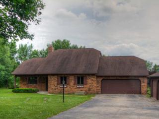 423 Bramble Ln, Brooklyn, WI 53521-9435