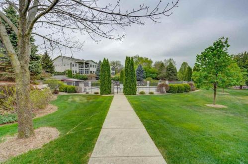 53 Cherokee Cir, Madison WI 53704-1060 exterior