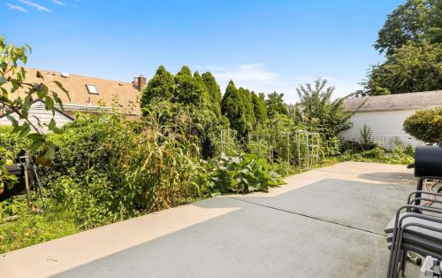 1727 Park Ave, New Hyde Park NY  11040-4057 exterior