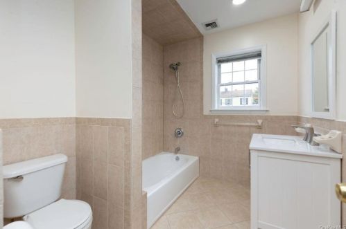 31 Warren St, New Rochelle NY  10801-6245 exterior