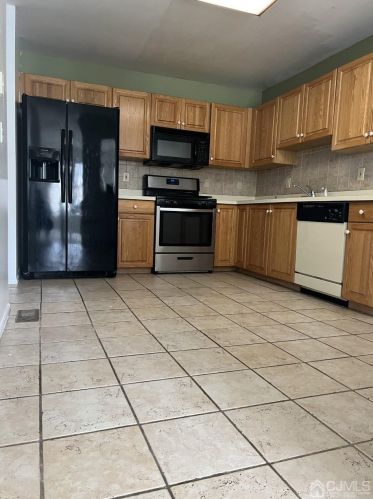 239 Vasser Dr, Piscataway NJ  08854-6631 exterior