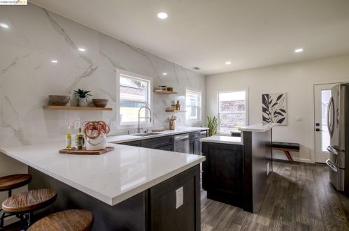 557 63 St, Oakland CA 94609-1244 exterior