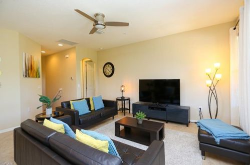 9082 Capistrano St, Naples, FL 34113-3401