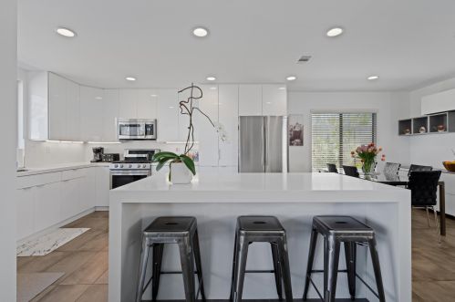 16 Palomas Dr, Rancho Mirage CA  92270-4747 exterior