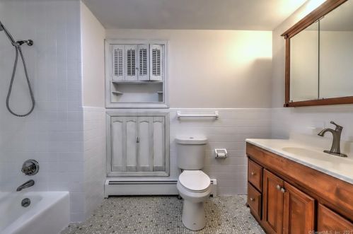 582 Milford Point Rd, Milford CT  06460-5429 exterior