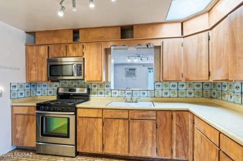 902 Prince Rd, Tucson AZ 85705-3028 exterior