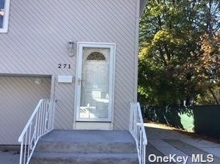 271 Wright St, Westbury, NY 11590-3553
