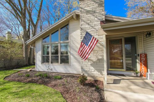4946 Dean Rd, Milwaukee WI  53223-3124 exterior