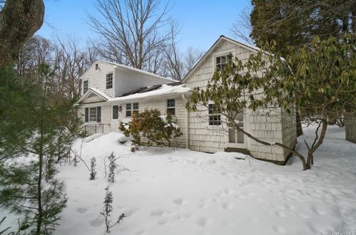 160 Barnegat Rd, Scotts Corners, NY 10576-2117