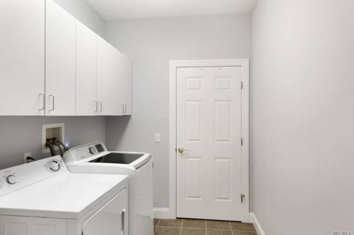 33 Concerto Ct, Eastport NY  11941-1628 exterior