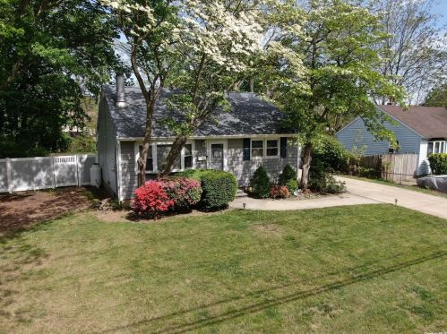 104 Dawn Dr, South Setauket, NY 11720-2242