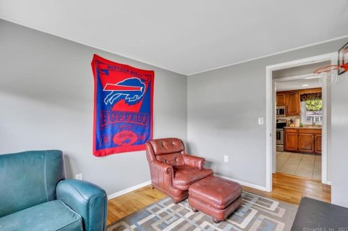 35 Keeney St, Manchester CT 06040-7054 exterior