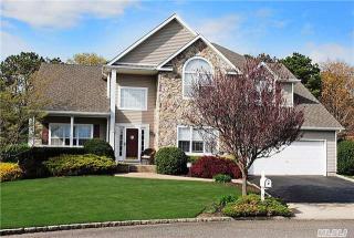 5 Gardenia Ct, Holtsville NY  11742-2524 exterior