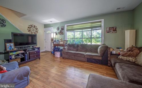 27 Knock N Knoll Cir, Willow Grove, PA 19090-1924