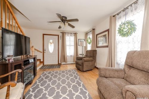 50 Totten Pl, Babylon NY  11702-2810 exterior