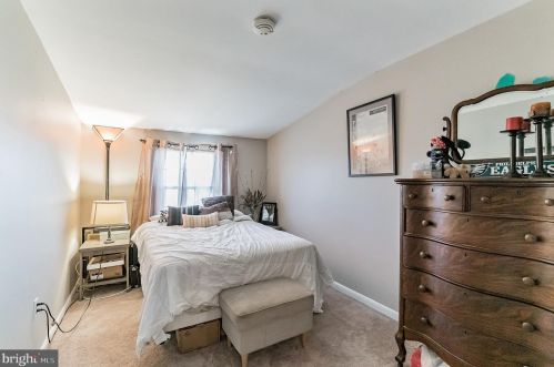 527 Spring Hill Dr, Harleysville PA  19438-2242 exterior