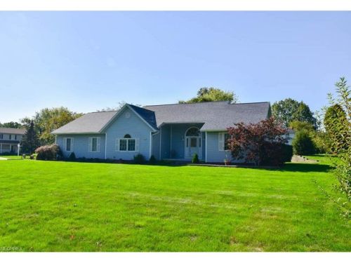 1085 Mohawk Trl, Hartville, OH 44632-9422