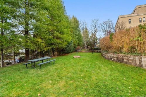 43 Calton Rd, New Rochelle NY  10804-4039 exterior