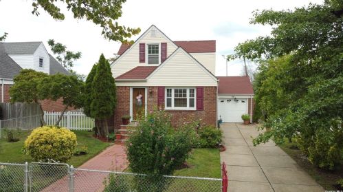64 Crystal St, Floral Park, NY 11003-4214