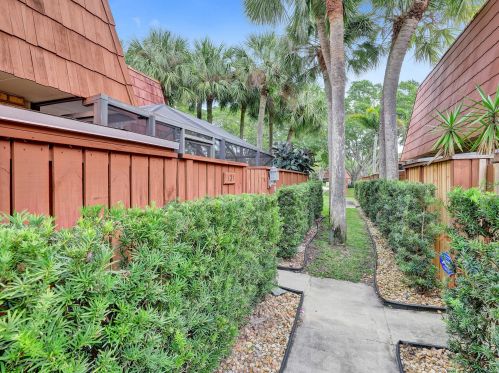 131 Live Oak Ln, Boynton Beach, FL 33436-7103
