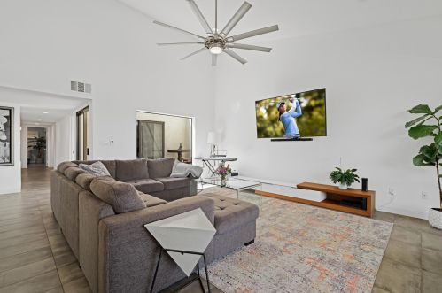 16 Palomas Dr, Rancho Mirage CA  92270-4747 exterior