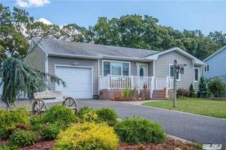 547 Renee Dr, Bay Port, NY 11705-1235