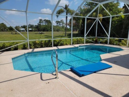 1041 Abingdon Ave, Fort Pierce FL  34953-2804 exterior