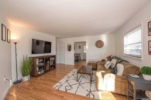 10 Mckinley Ave, North Lindenhurst, NY 11757-5960