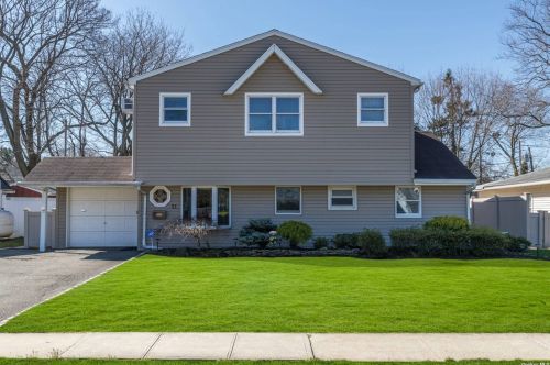 31 Millpage Dr, Bethpage, NY 11714-4820