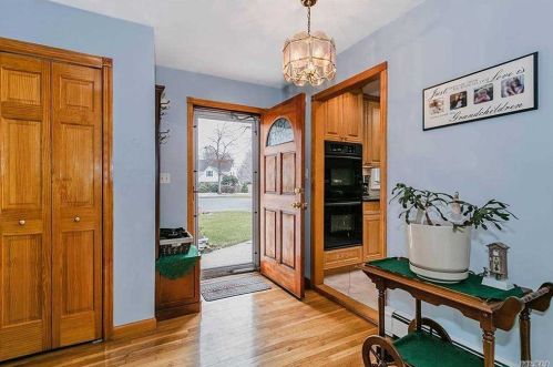 4 Aitken Ct, Elwood, NY 11731-3212