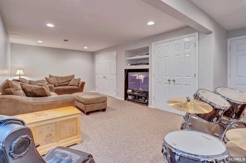 47 Hunters Run, Oakland NJ  07436-2346 exterior