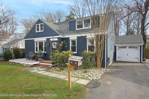 56 Sunnycrest Dr, Little Silver, NJ 07739-1127
