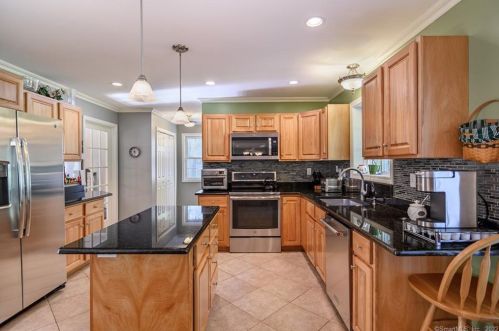 89 Berkshire Rd, Sandy Hook CT 06482-1425 exterior