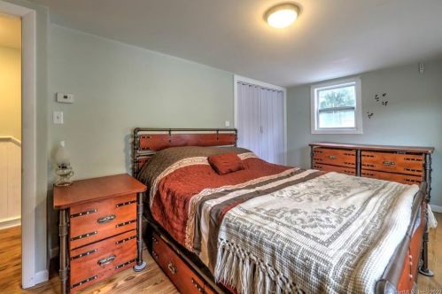 114 New Haven Ave, Derby CT 06418-2161 exterior