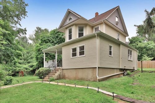 65 Lake Rd, Valley Cottage, NY 10989-2346