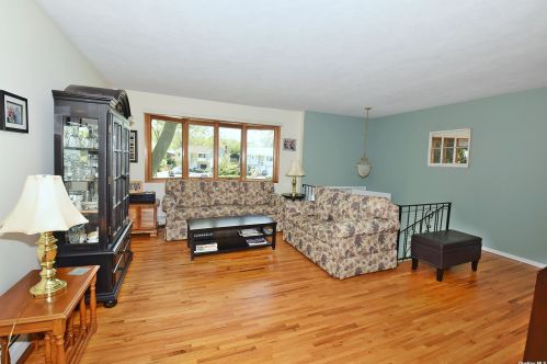 7 Ponds Edge Ct, Huntington Station, NY 11746-2624
