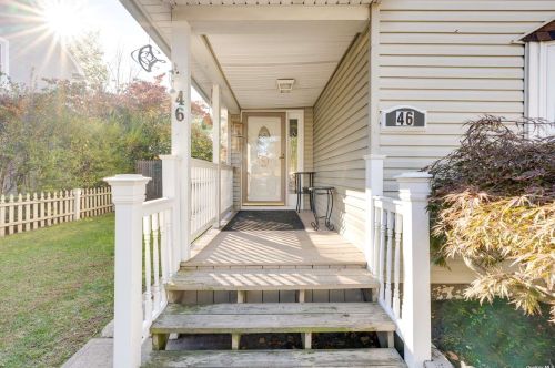 46 Redmond Ave, Bayshore, NY 11706-6814