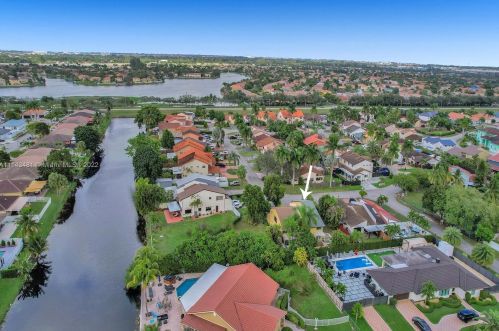 7692 Oakmont Cir, Hialeah FL  33015-2046 exterior
