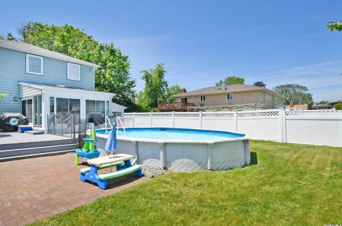 48 Lake St, North Lindenhurst NY  11757-5815 exterior