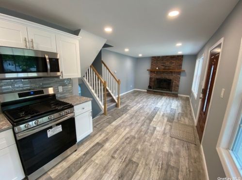 302 Eastwood Blvd, South Setauket, NY 11720-2545