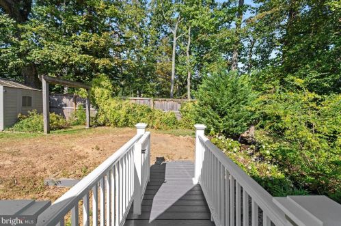 6808 Houndmaster Rd, Springfield VA  22152-2715 exterior